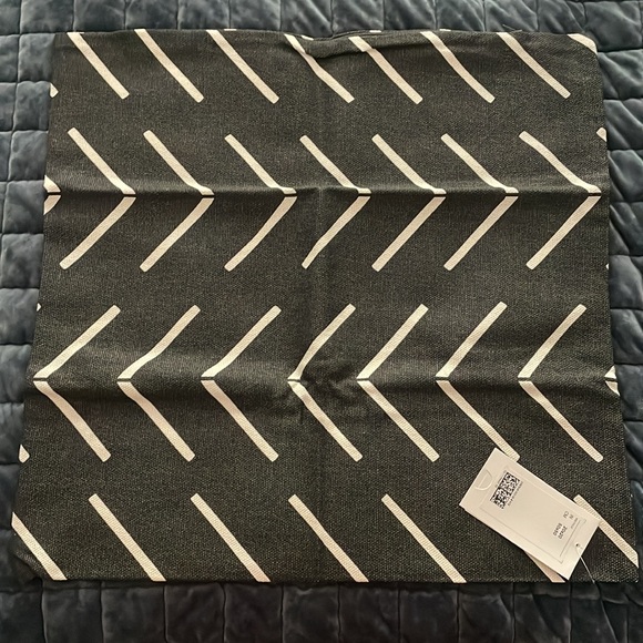 ✨Dark Gray & Cream Graphic Print Pillow Cover - Picture 4 of 8